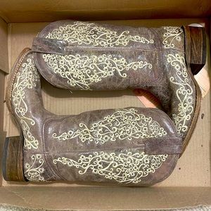 Cowboy boots for woman.